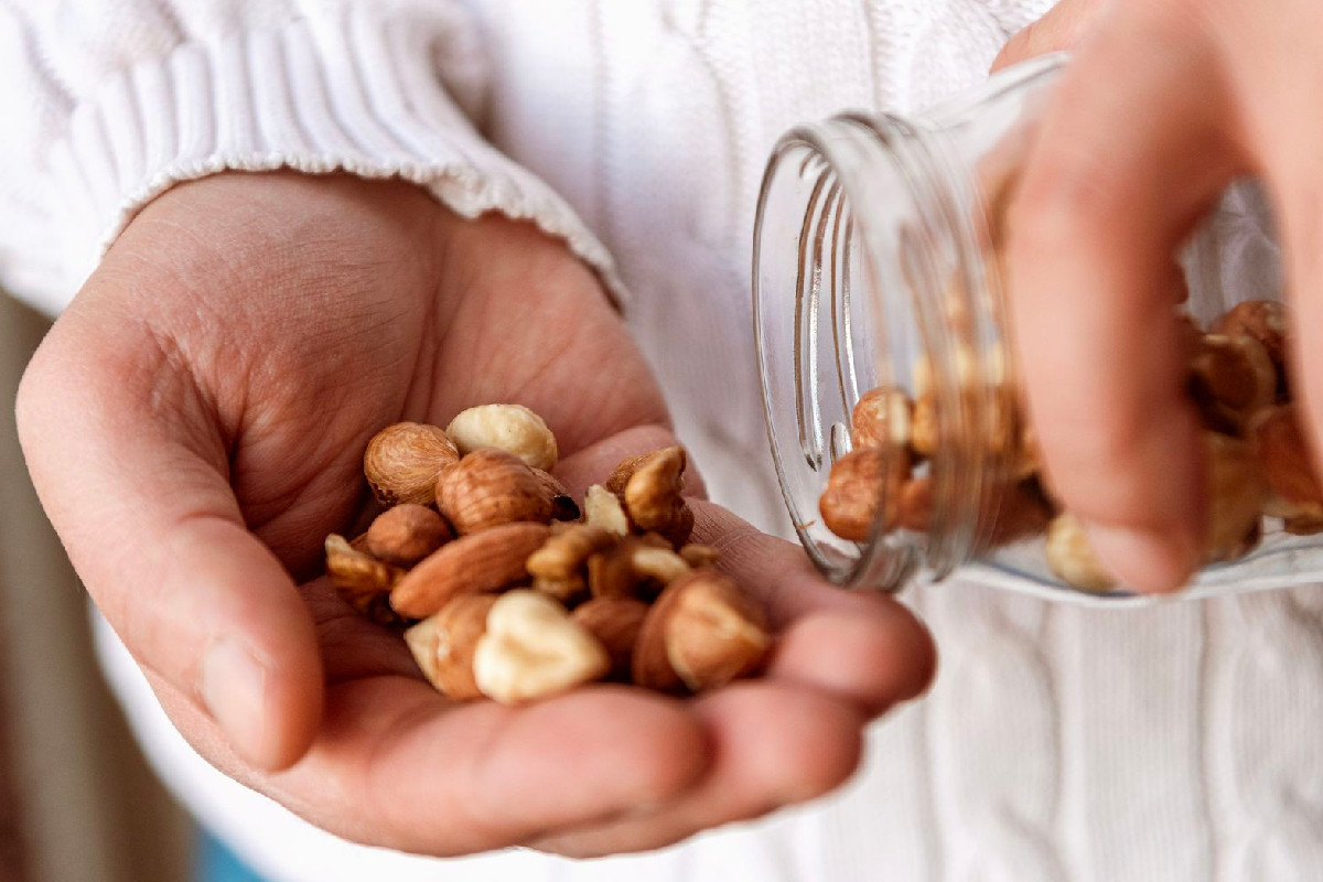 hombre con nueces en las manos