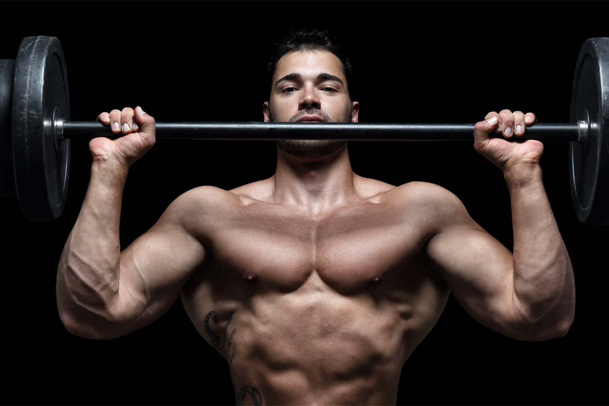 cómo hacer un press de hombro