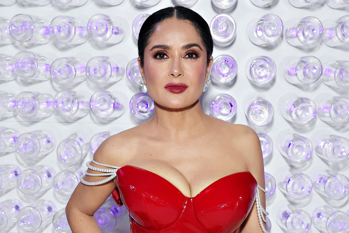 salma hayek comparte rutina bajo el agua