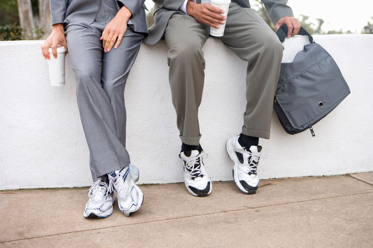 cómo usar tenis con traje