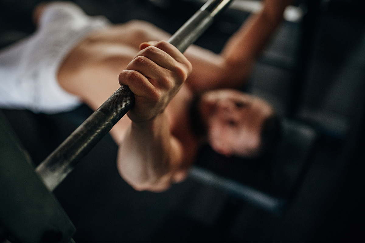 cómo cargar más peso en el press de pecho