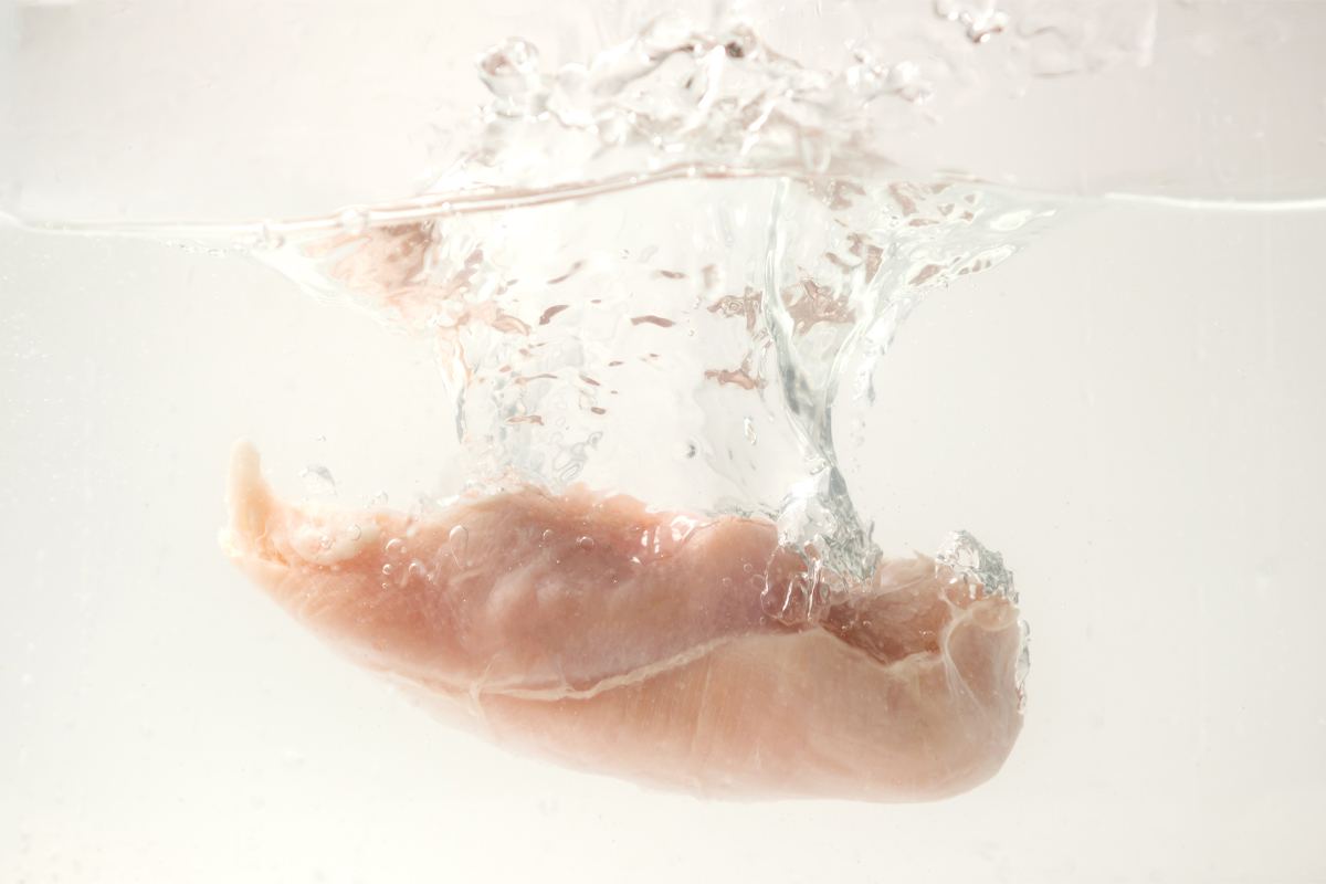 beneficios de lavar el pollo