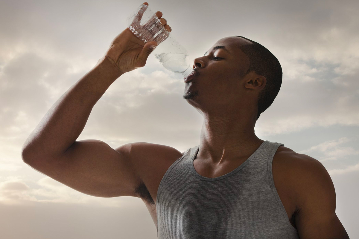 beneficios de tomar agua