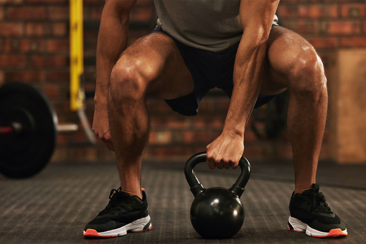 rutina con una sola mancuerna para piernas y pulmones