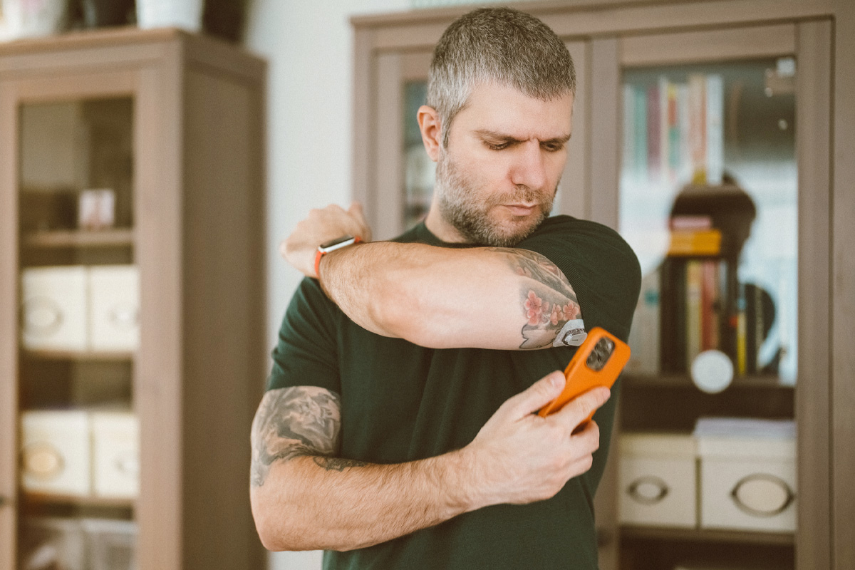 hombre utilizando un monitor continuo de glucosa