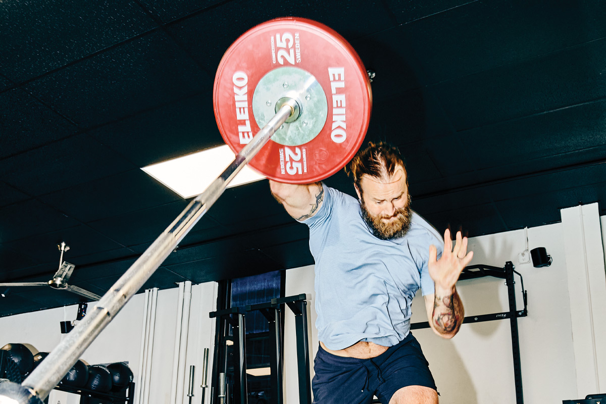 rutina para construir fuerza explosiva con una barra