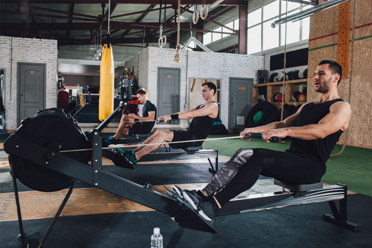 beneficios de entrenar en máquina de remo