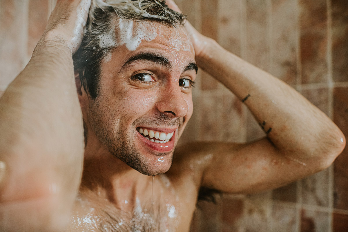 beneficios de orinar en la ducha