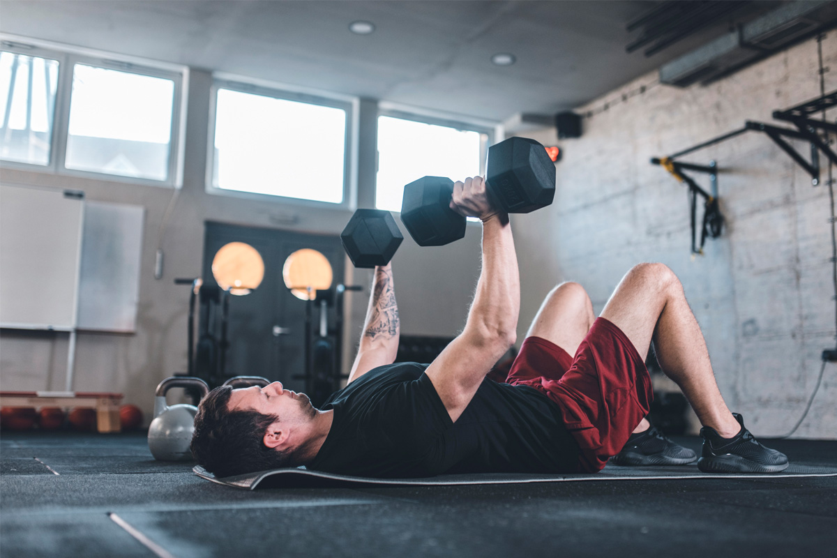 beneficios del press de pecho en el piso