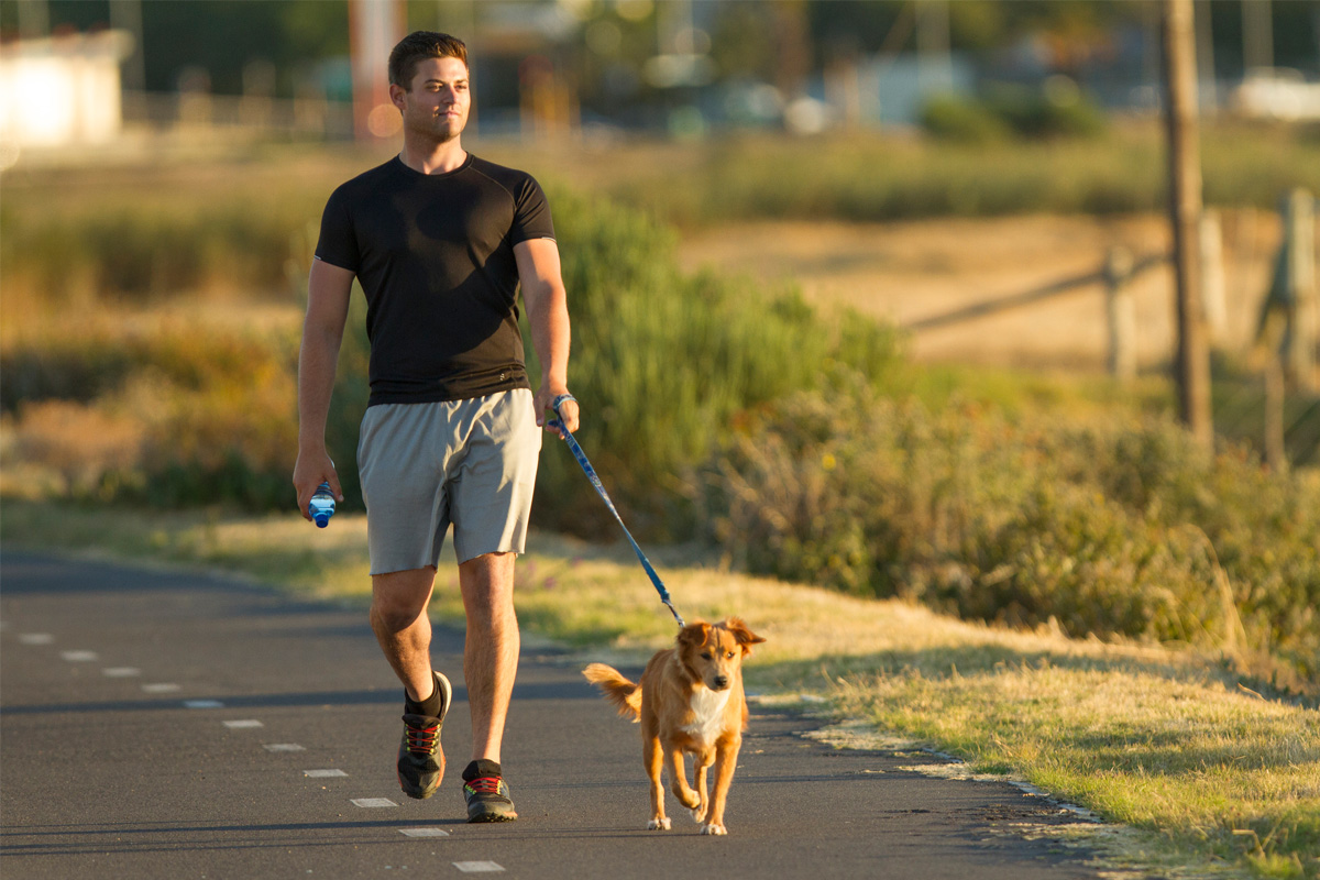 beneficios de dar una caminata ligera