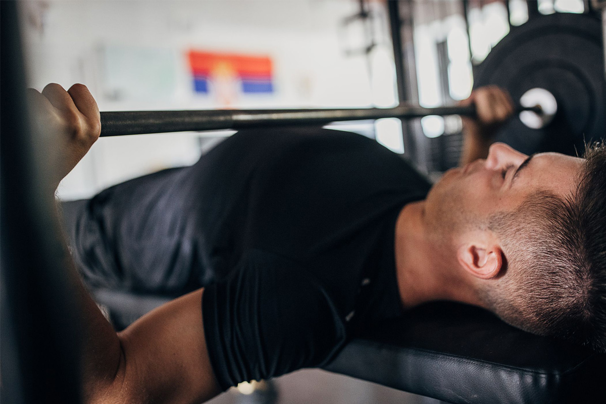 beneficios de hacer press de pecho en banca arqueando la espalda