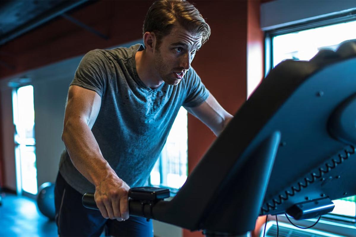 beneficios de caminar en la caminadora con inclinación