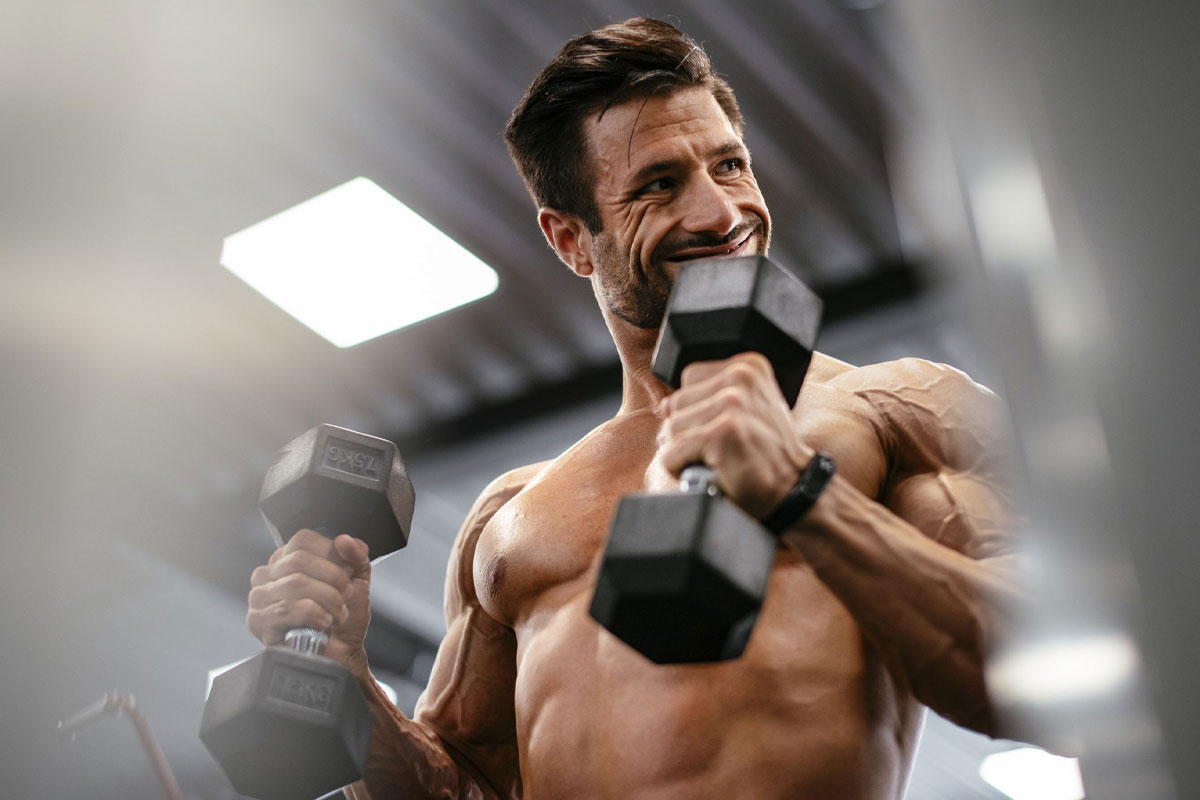 beneficios de hacer curls en martillo