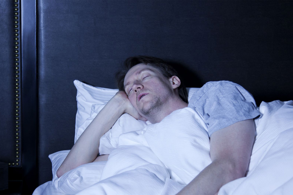 problemas por dormir con la televisión encendida