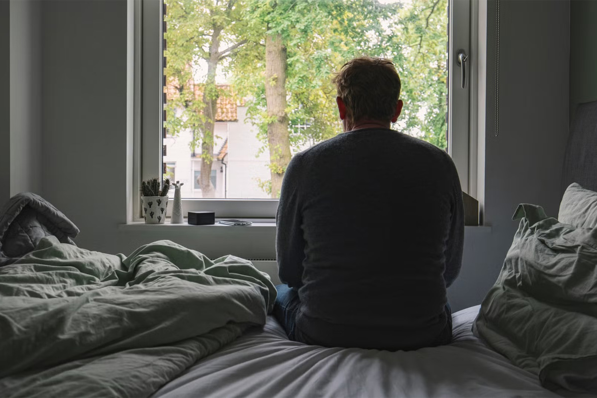 hombre sufriendo un ataque de ansiedad