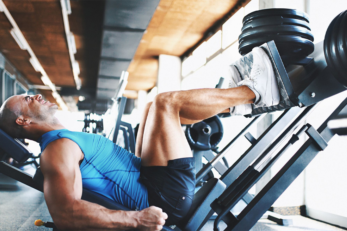hombre entrenando hasta el fallo en una prensa para piernas