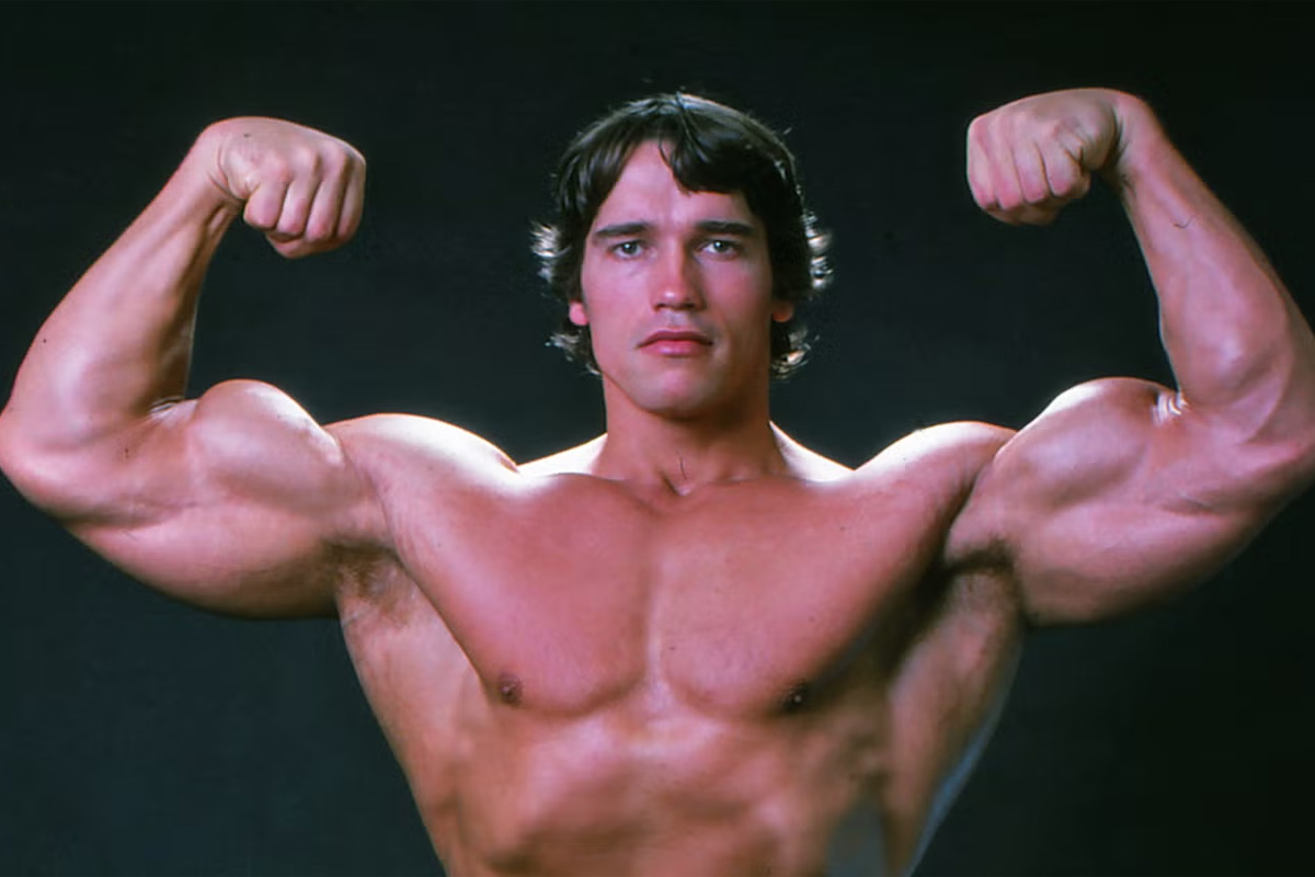 arnold schwarzenegger mostrando sus bíceps