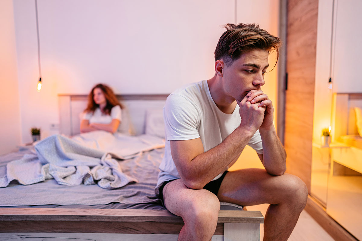 pareja discutiendo en la cama