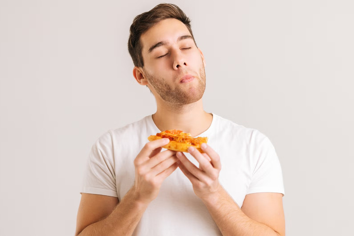 hombre comiendo pizza