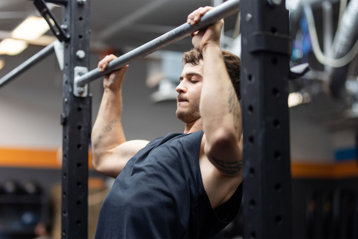 hombre haciendo dominadas