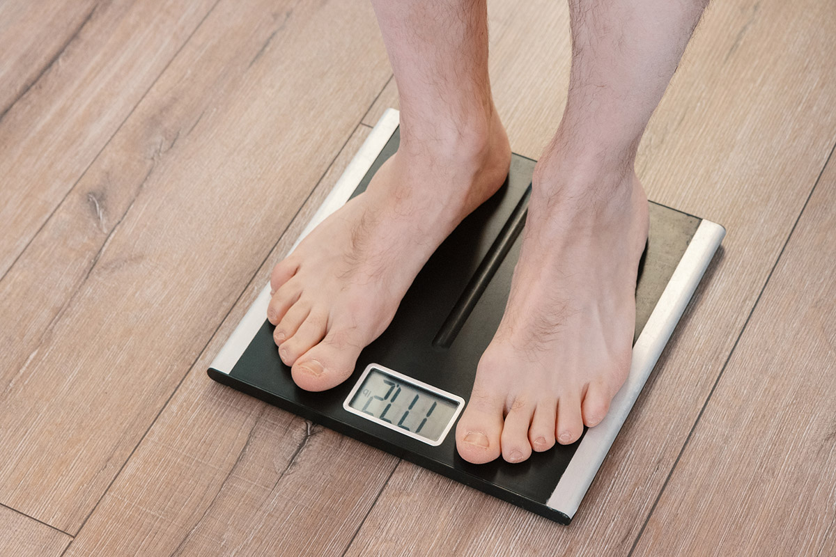 hombre arriba de una báscula