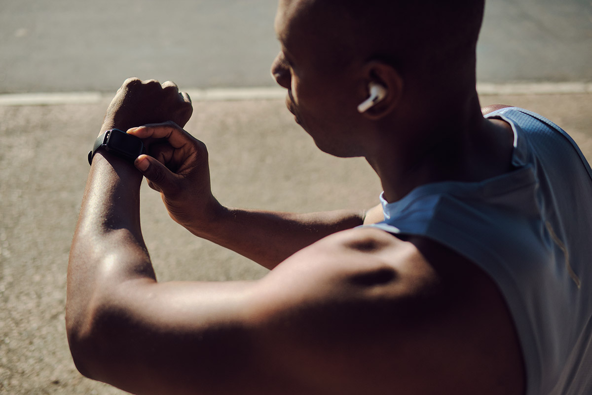 hombre escuchando música