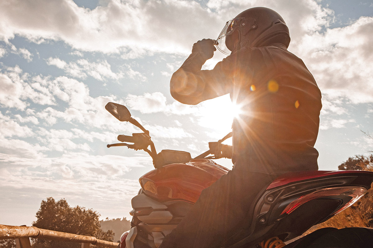 motociclista sobre moto