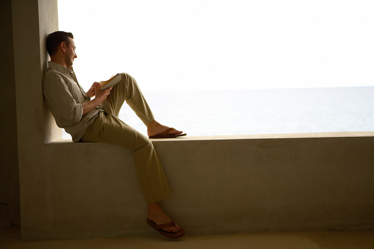 hombre usando sandalias