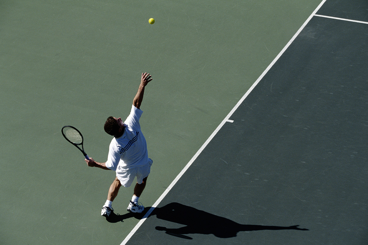 hombre jugando tenis