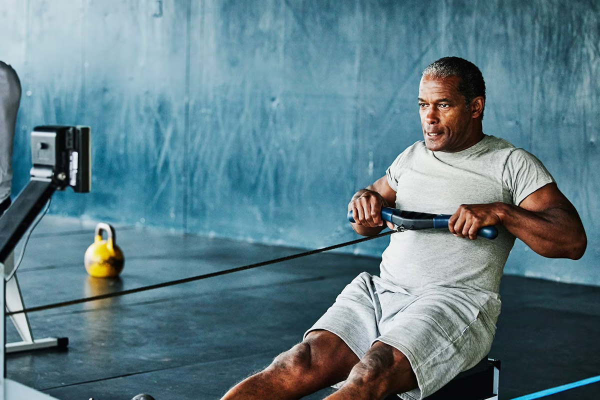 hombre haciendo ejercicio en una máquina de remo