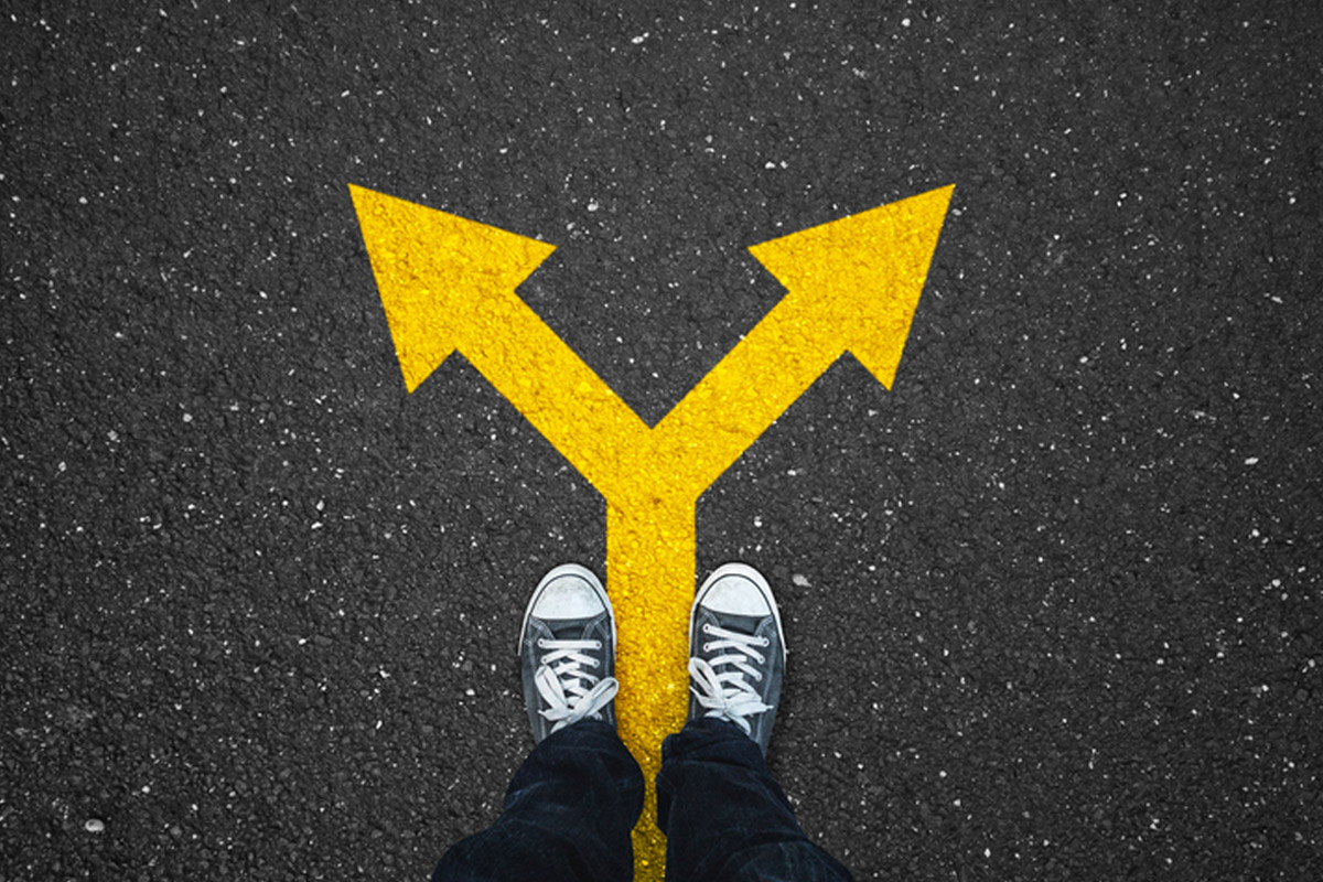 hombre parado ante una encrucijada