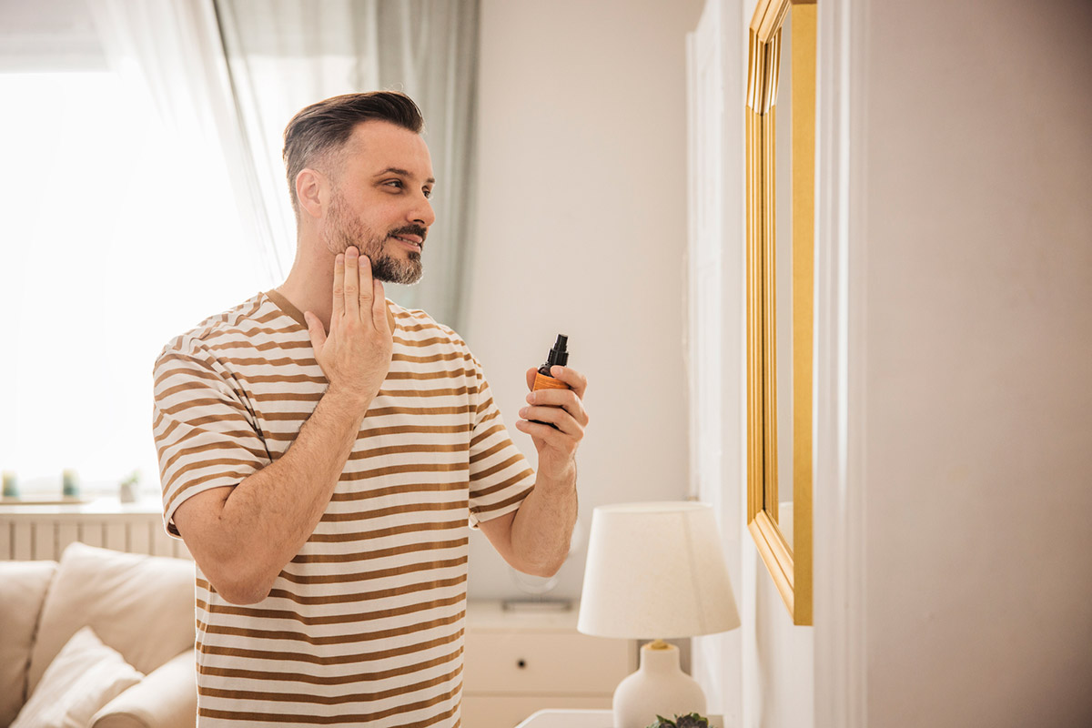 hombre aplicándose aftershave