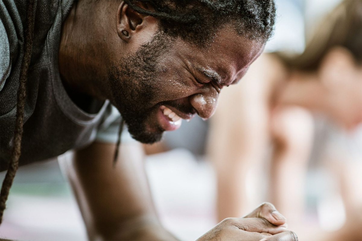 hombre esforzándose haciendo ejercicio