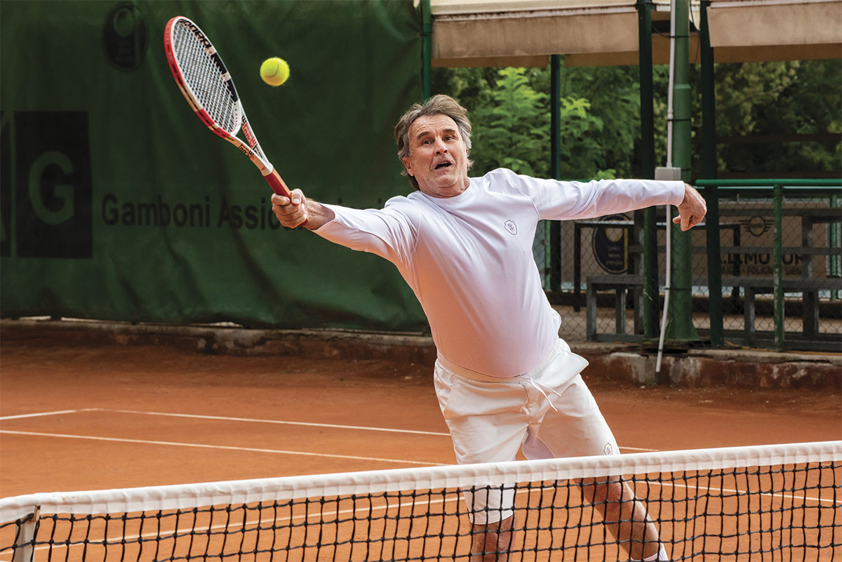 brunello cucinelli jugando tenis