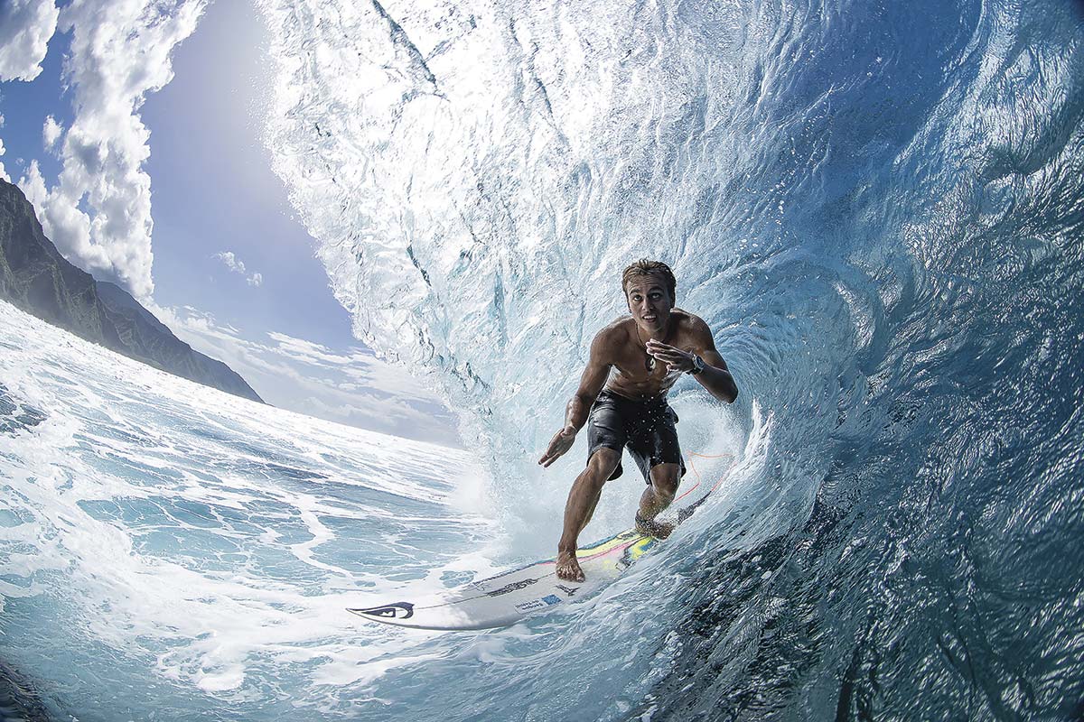 Kauli Vaast surfeando