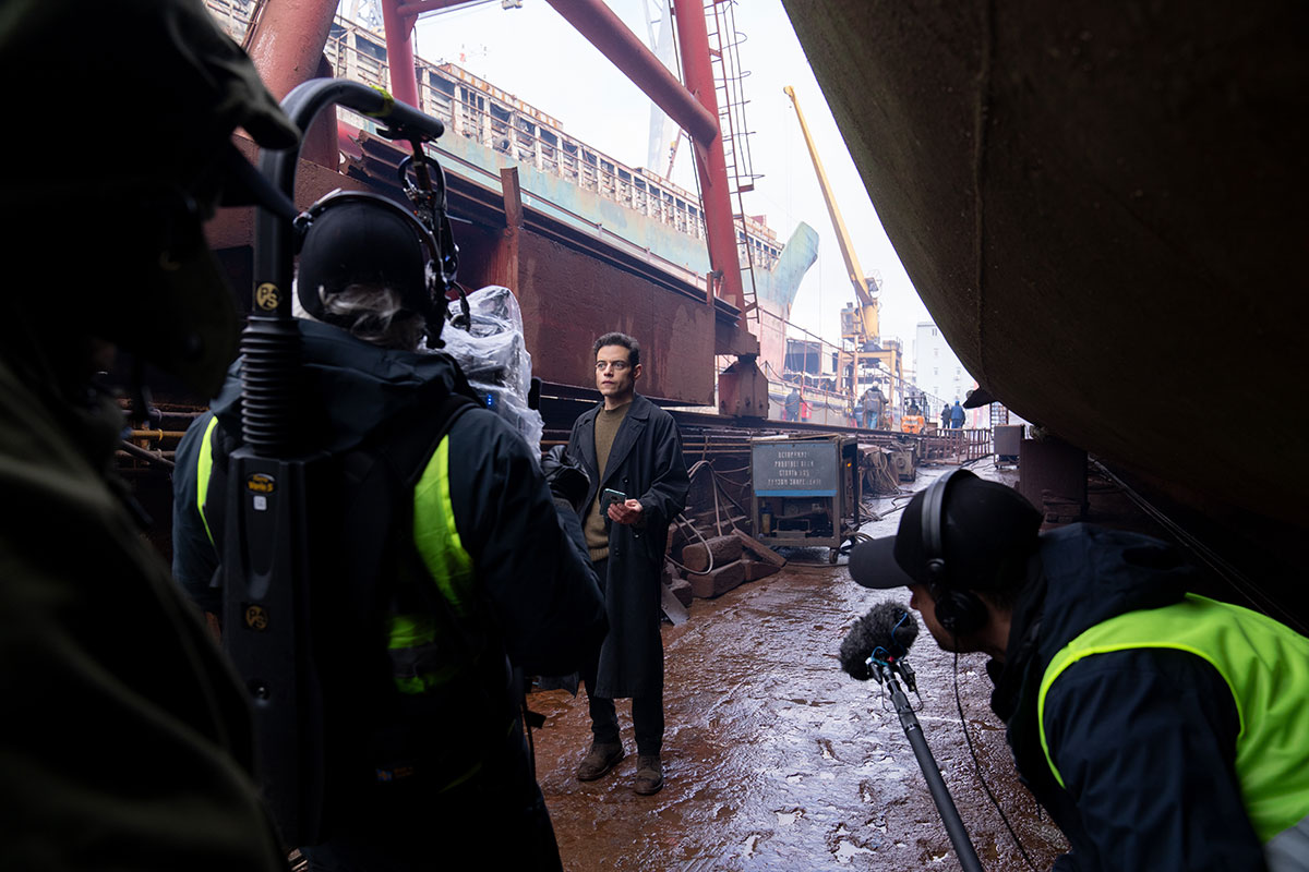 detrás de cámaras de rami malek durante la grabación de The Amateur