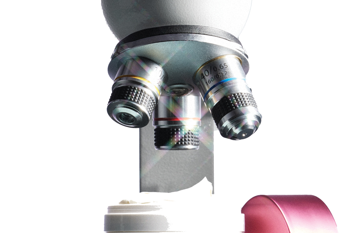 microscopio analizando un bote de crema para la piel