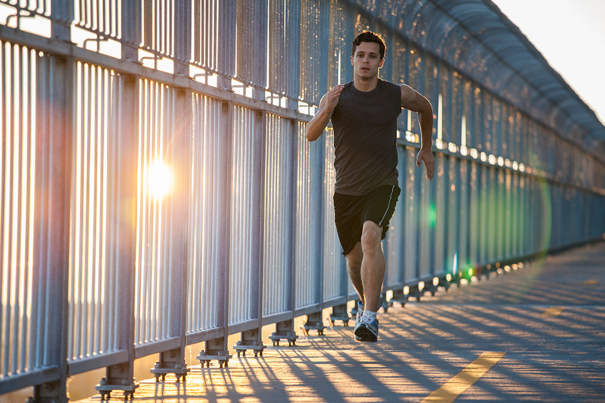 hombre entrenando para trail running