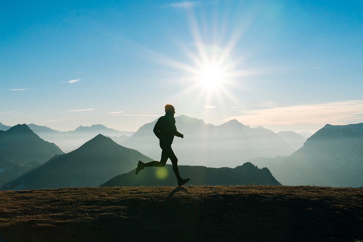 hombre practicando trail running