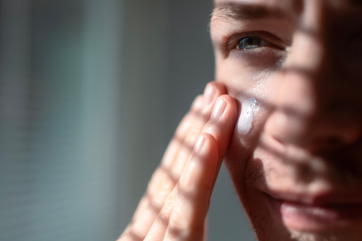 hombre aplicándose un tratamiento en la cara