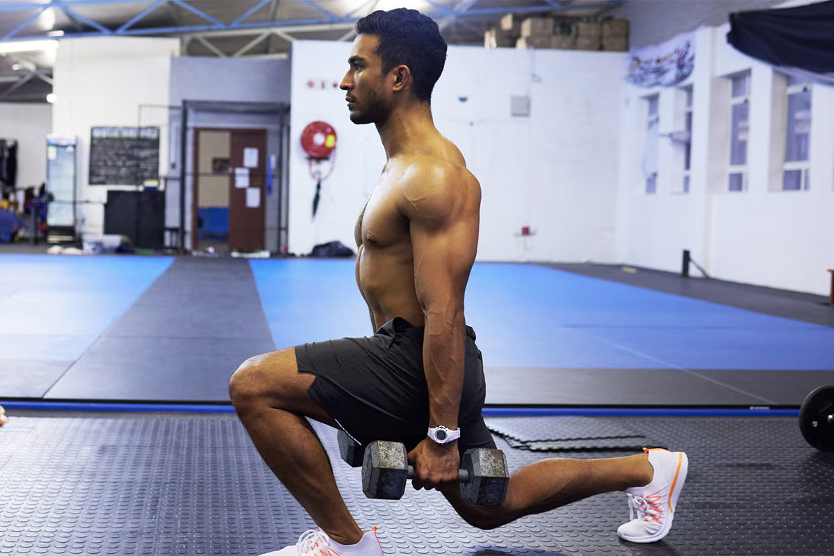 hombre haciendo desplantes con mancuernas