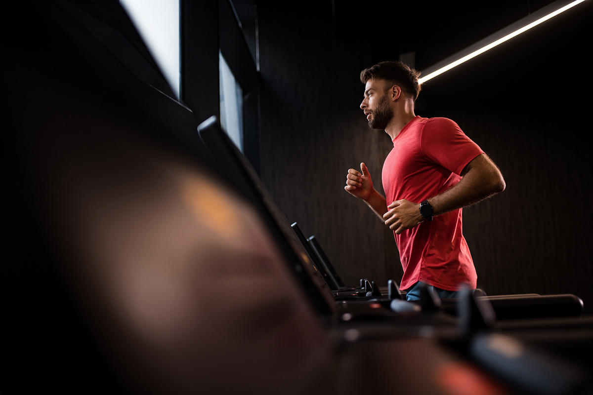hombre corriendo en una caminadora