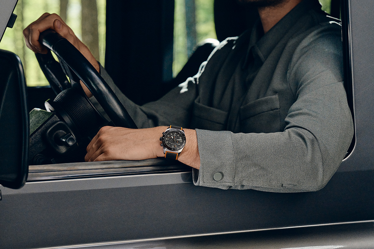 hombre usando un reloj de la nueva colección swiss army de victorinox