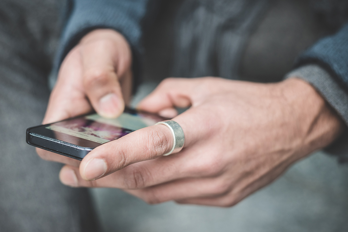 hombre mandando un mensaje de texto