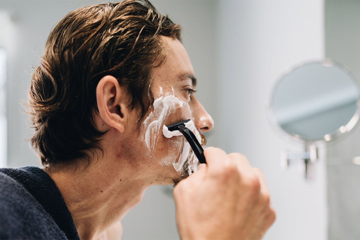 hombre afeitándose