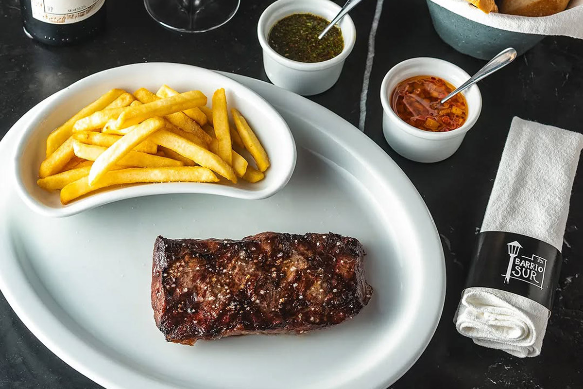 corte de carne en el restaurante barrio sur