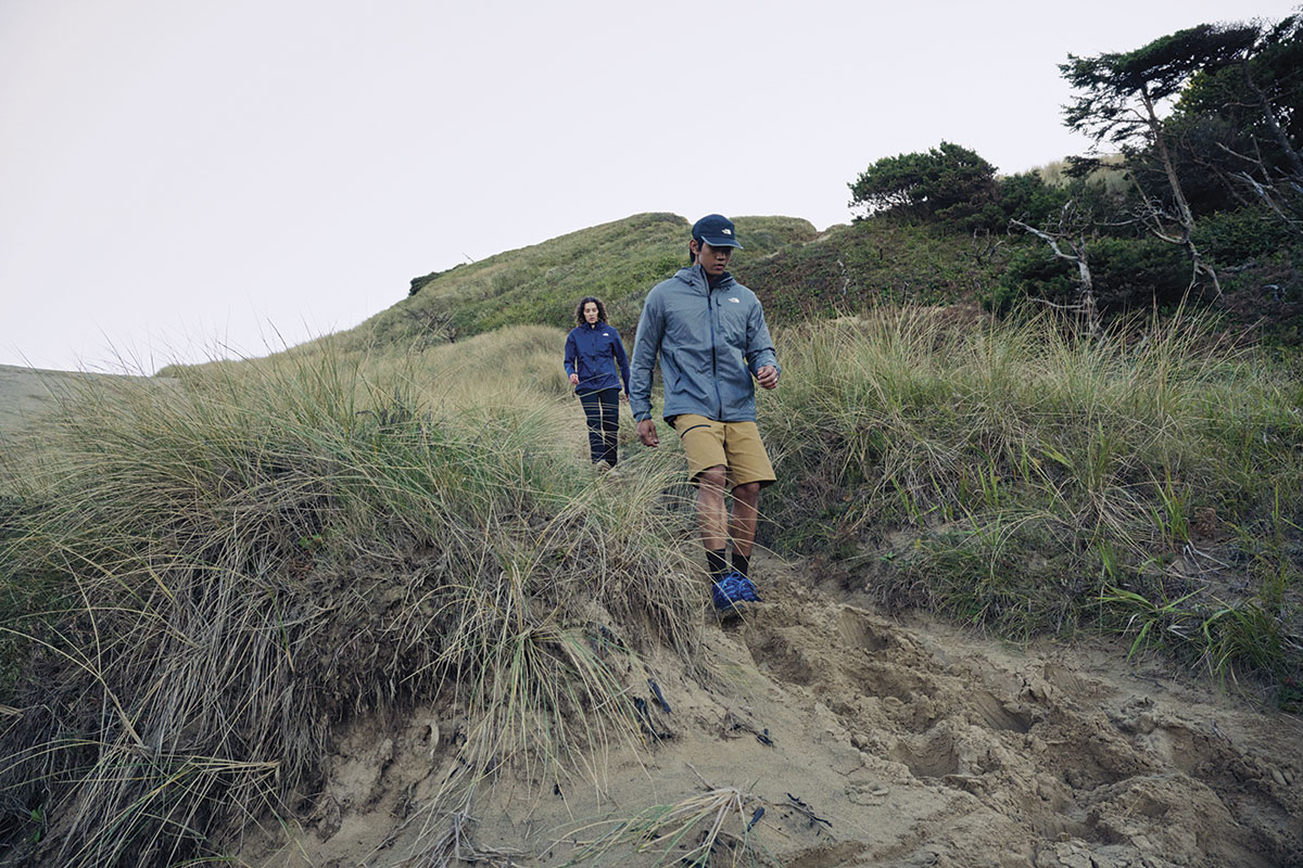 hombres utilizando la nueva colección de ropa the north face