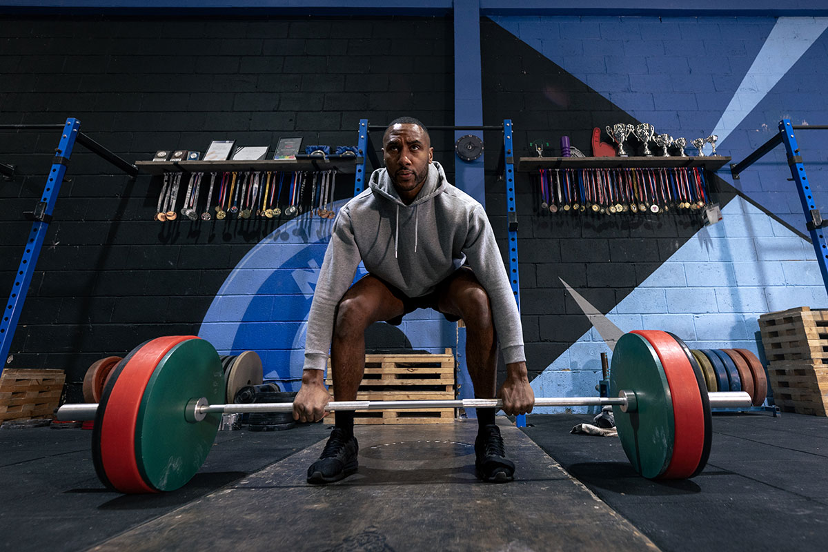 hombre practicando powerlifting