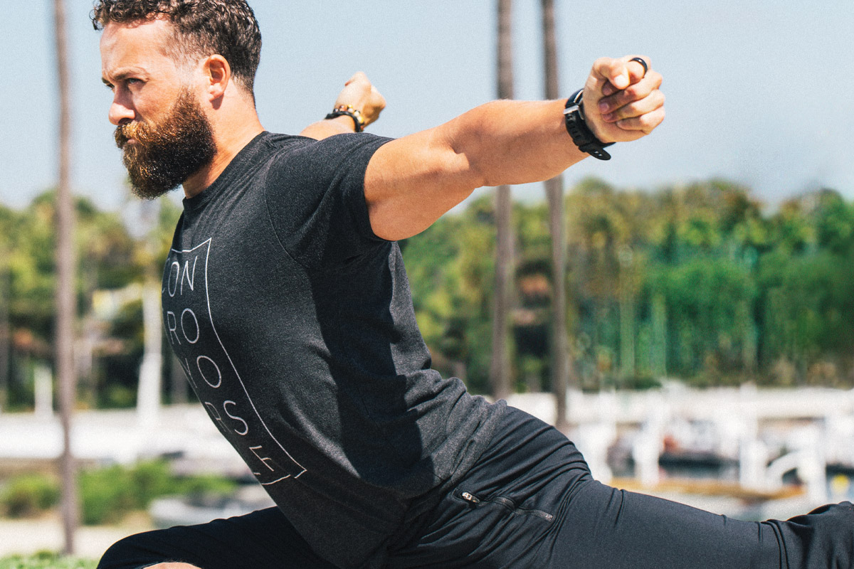 hombre practicando kinstretch