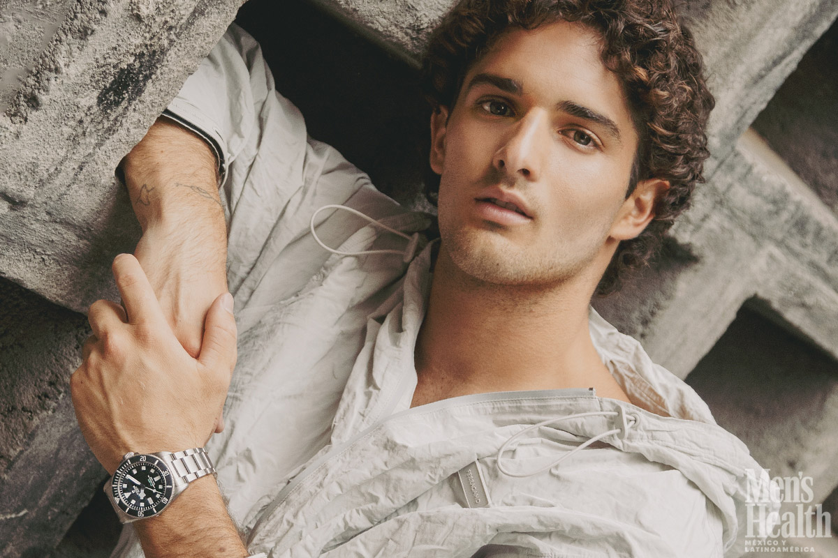 mauricio otero posando para la portada de Men's Health
